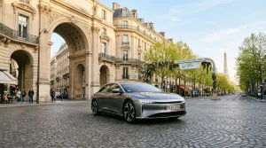 Modernes Elektrofahrzeug auf Pariser Straße mit Eiffelturm