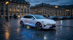 Weißes modernes Elektroauto auf regennassem Platz vor klassischen Gebäuden