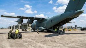 Militärpersonal lädt Fracht in großes Transportflugzeug