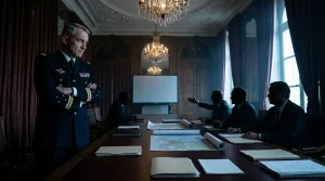 Luftwaffenoffizier leitet Strategiemeeting mit Militärs und Karten