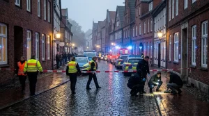 Polizei und Rettungswagen sperren Straße in Altstadt ab