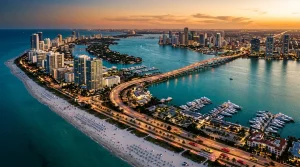 Luftaufnahme von Miami Beach mit Hochhäusern und türkisem Meer