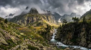 Berghänge mit Fluss, Wald und nebelverhüllte Gipfel