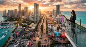Frau auf Balkon blickt auf Miami Skyline mit Strand
