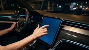 Hand bedient Touchscreen in modernem Fahrzeug nachts