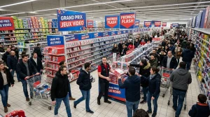 Überfüllter Supermarkt mit Kunden beim Videospiel-Ausverkauf
