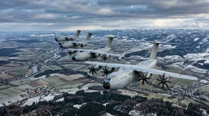 Drei deutsche Militärtransportflugzeuge fliegen über bayerische Berglandschaft